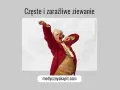 Człowiek w czerwonym płaszczu ziewając, jakby nie mógł złapać pełnego oddechu. Ziewanie jest zaraźliwe.