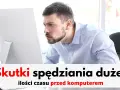 Mężczyzna wpatrzony w monitor. Tekst: "Skutki spędzania dużej ilości czasu przed komputerem". Może to być metafora niewychodzenia z domu skutki.