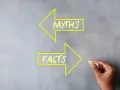 Strzałki z napisami "MYTHS" i "FACTS" na szarej tablicy. Rozważając leki na koncentrację dla dzieci z ADHD, warto odróżnić fakty od mitów.
