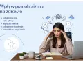 Kobieta z bólem głowy, objaw pracoholizmu. Wskazówki dotyczące leczenia i poprawy zdrowia.