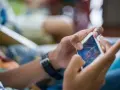 Ręce trzymające smartfon, grające w grę. Czy to przykład phubbing co to znaczy? Ignorowanie otoczenia dla telefonu.