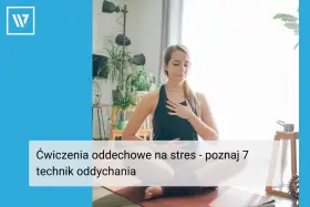 Kobieta w pozycji lotosu ćwiczy oddechowe techniki na stres. Dłonie na klatce piersiowej i brzuchu.