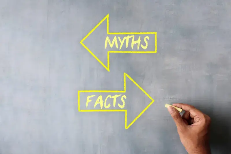 Strzałki z napisami "MYTHS" i "FACTS" na szarej tablicy. Rozważając leki na koncentrację dla dzieci z ADHD, warto odróżnić fakty od mitów.